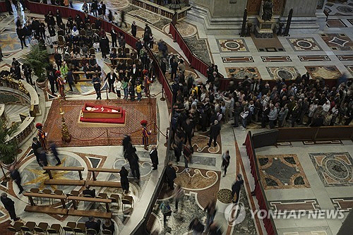 24일(현지시간) 바티칸 성 베드로 대성전을 찾은 교황 조문객 행렬. [바티칸 AP=연합뉴스]